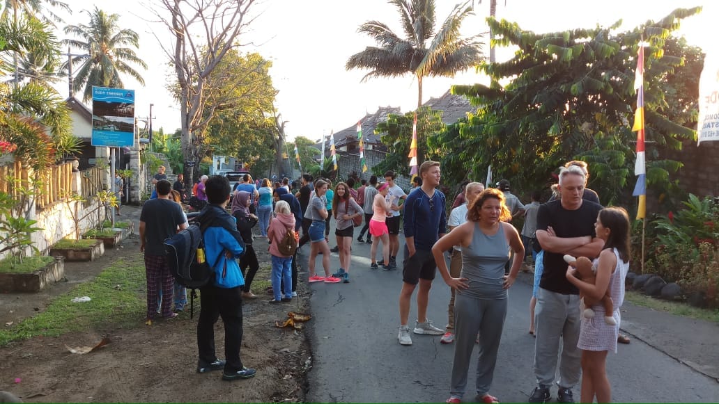 Sejumlah turis berhamburan saat gempa mengguncang Lombok (29/7). Foto : BNPB