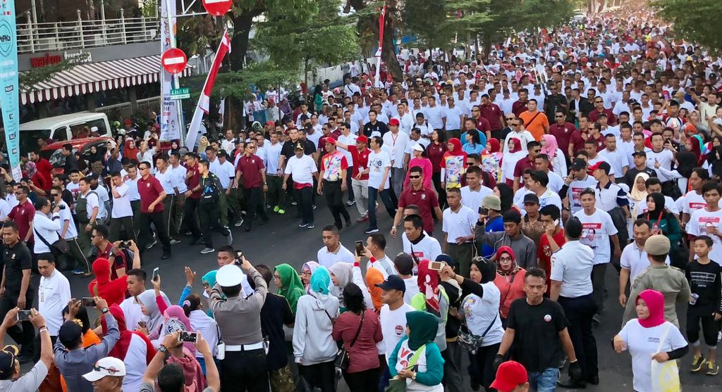 Presiden Jokowi dan Ibu Negara Iriana Jokowi, saat jalan sehat di Makassar, Sulawesi Selatan, Minggu 29 Juli 2018. (foto: Biro Pers Setpres) 