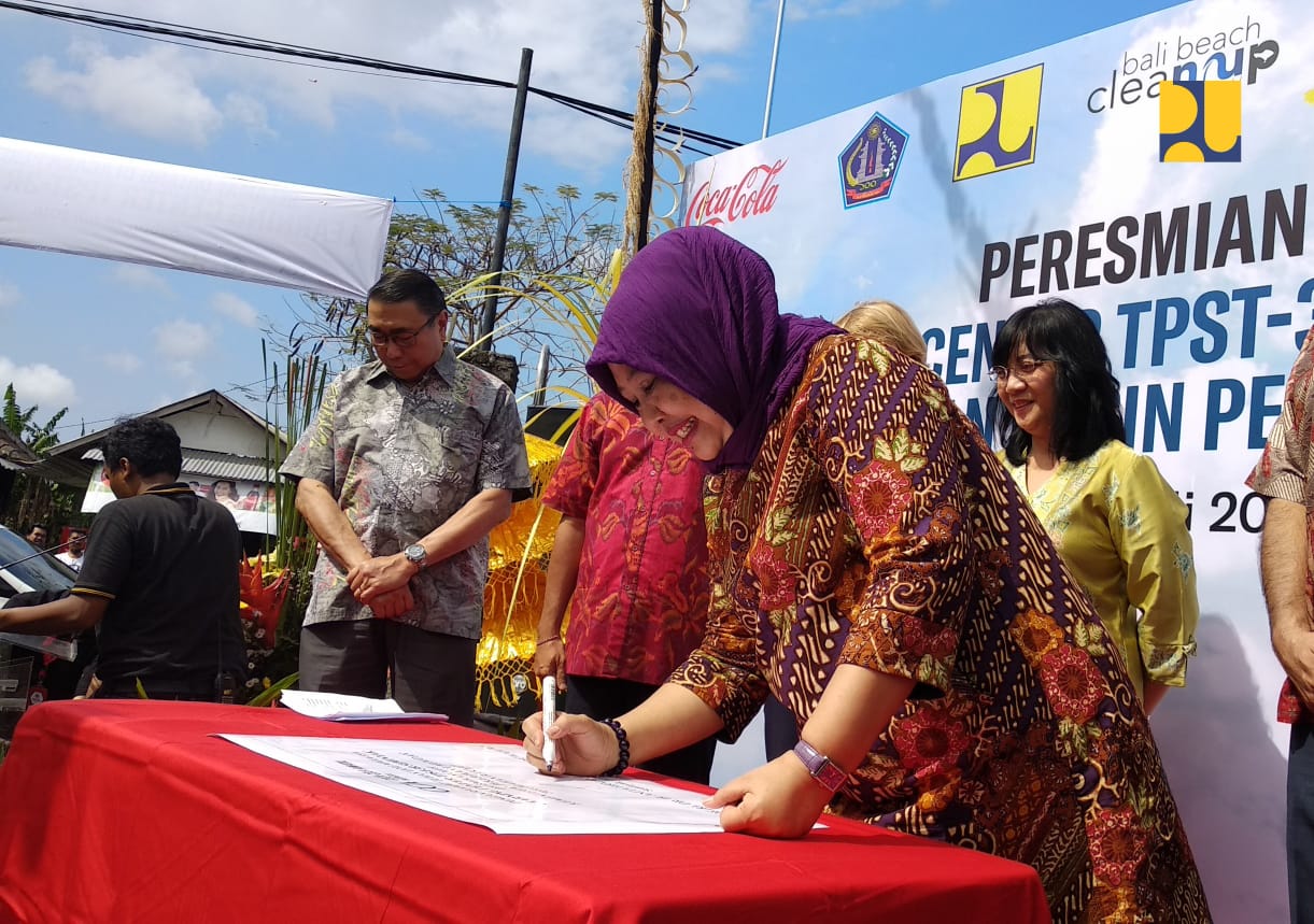 Sekretaris Jenderal Anita Firmanti, pada Peluncuran Pusat Pelatihan (Learning Center) TPST 3R Seminyak, Sabtu, 28 Juli 2018. (Foto: Dok. PUPR) 