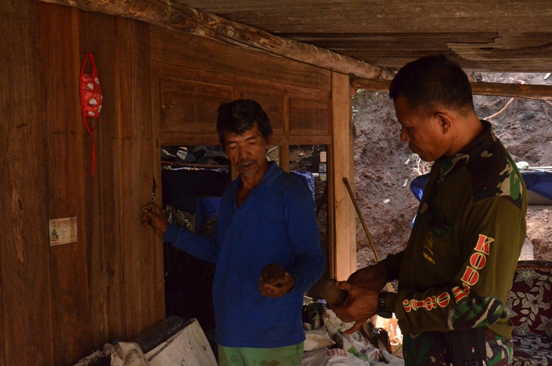 Petani Porang Desa Jembul, Pak Paeran (58), Menunjukan Bibit Umbi Porang Asal Hutan,Kepaa Komandan SST TMMD Kodim 0815 Mojokerto