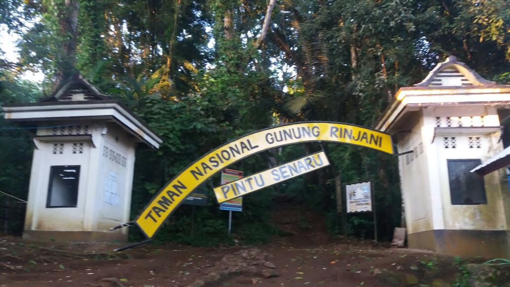 Gerbang masuk Gunung Rinjani rusak akibat gempa (29/7). Foto : BNPB