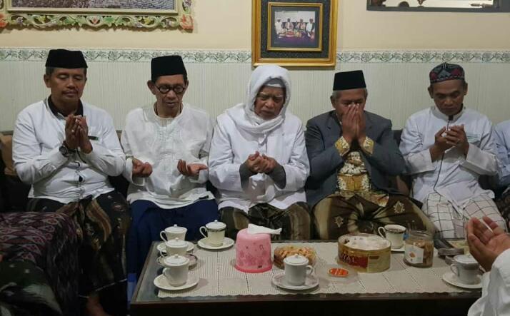 AMANAH: KH Anwar Manshur dan KH Marzuqi Mustamar, didampingi Robikin Emhas, usai Konfewil NU Jatim di Lirboyo Kediri. (foto: ngopibareng.id)