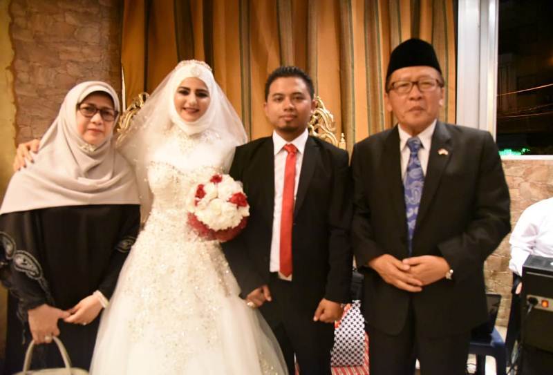 NIKAH: Muhammad Nur Syahru Tohari dan Manar Al-Huda Kassem, diapit Duta Besar RI untuk Lebanon HA Chozin Chumaidy dan istri. (foto: ist)