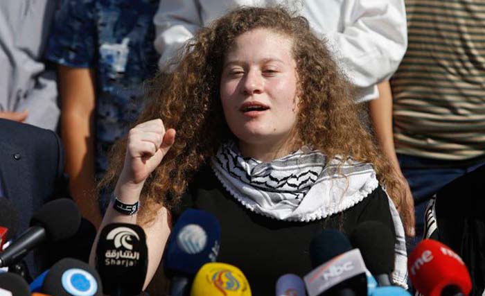 Ahed Tamimi berbicara saat konferensi pers di  dekat kota Ramallah, Tepi Barat, Palestina pada hari Minggu 29 Juli  kemarin setelah dia dibebaskan dari penjara Israel. (foto:majdi mohammed/ap)