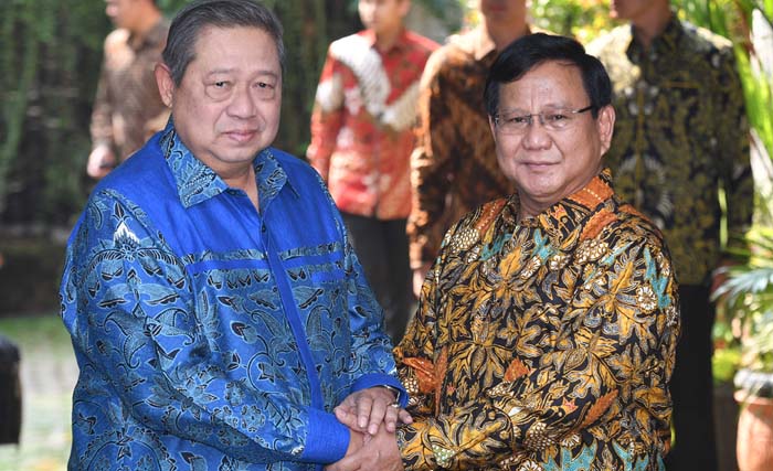 Ketua Umum Partai Gerindra Prabowo Subianto (kanan) berjabat tangan dengan Ketua Umum Partai Demokrat Susilo Bambang Yudhoyono (kiri) sebelum melakukan pertemuan tertutup di kediaman Prabowo, Jalan Kertanegara, Jakarta Selatan, Senin 30 Juli. Pertemuan tersebut merupakan tindak lanjut dari komunikasi politik yang dibangun kedua partai untuk Pilpres 2019. (foto: sigid kurniawan/antara)