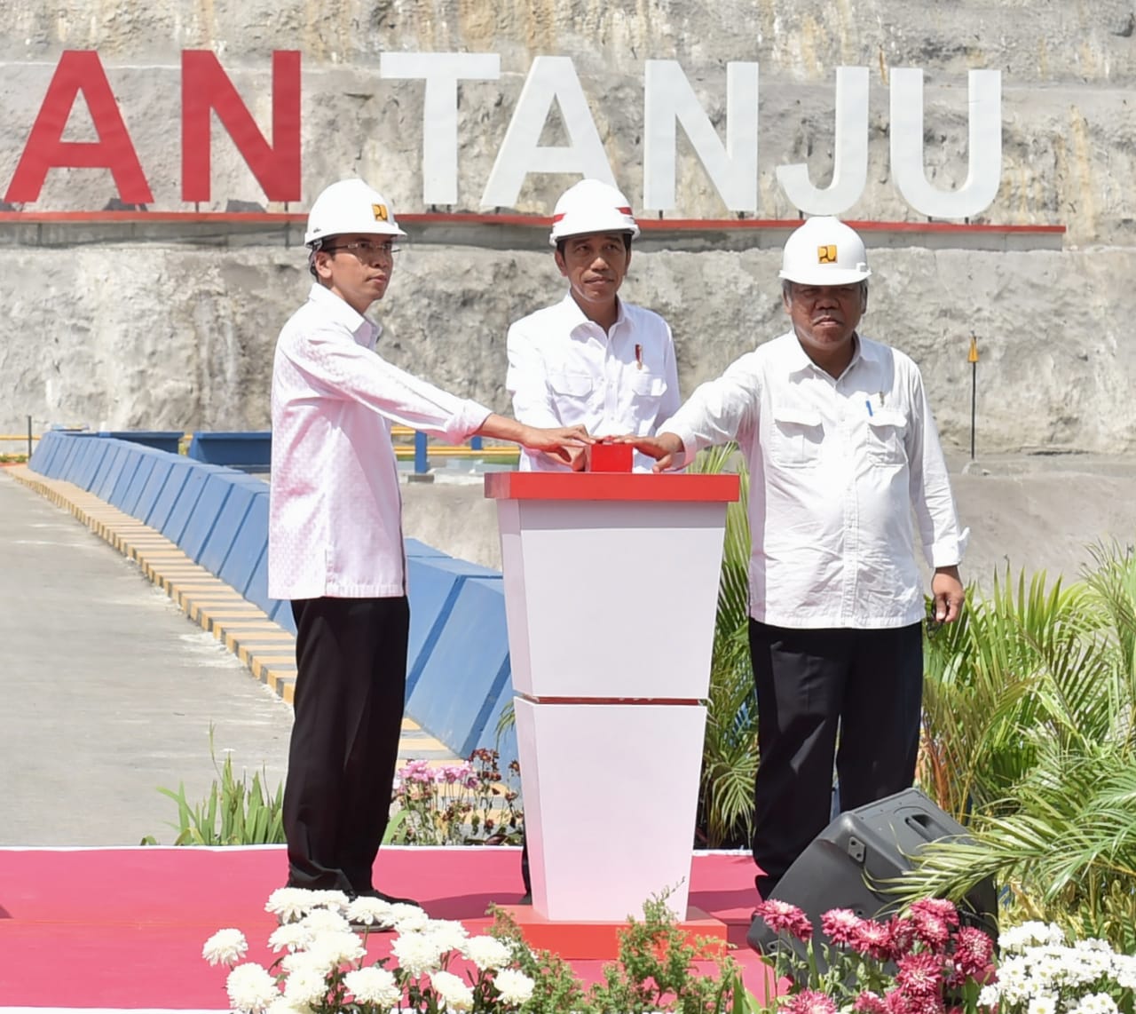 Presiden Joko Widodo meresmikan Bendungan Tanju yang berlokasi di Desa Tanju, Kecamatan Manggelewa, Kabupaten Dompu, Nusa Tenggara Barat (NTB), Senin, 30 Juli 2018. (Foto: Biro Pers Presiden)