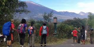 Evakuasi para pendaki Gunung Rinjani yang terjebak runtuhan akibat gempa bumi di NTB. 