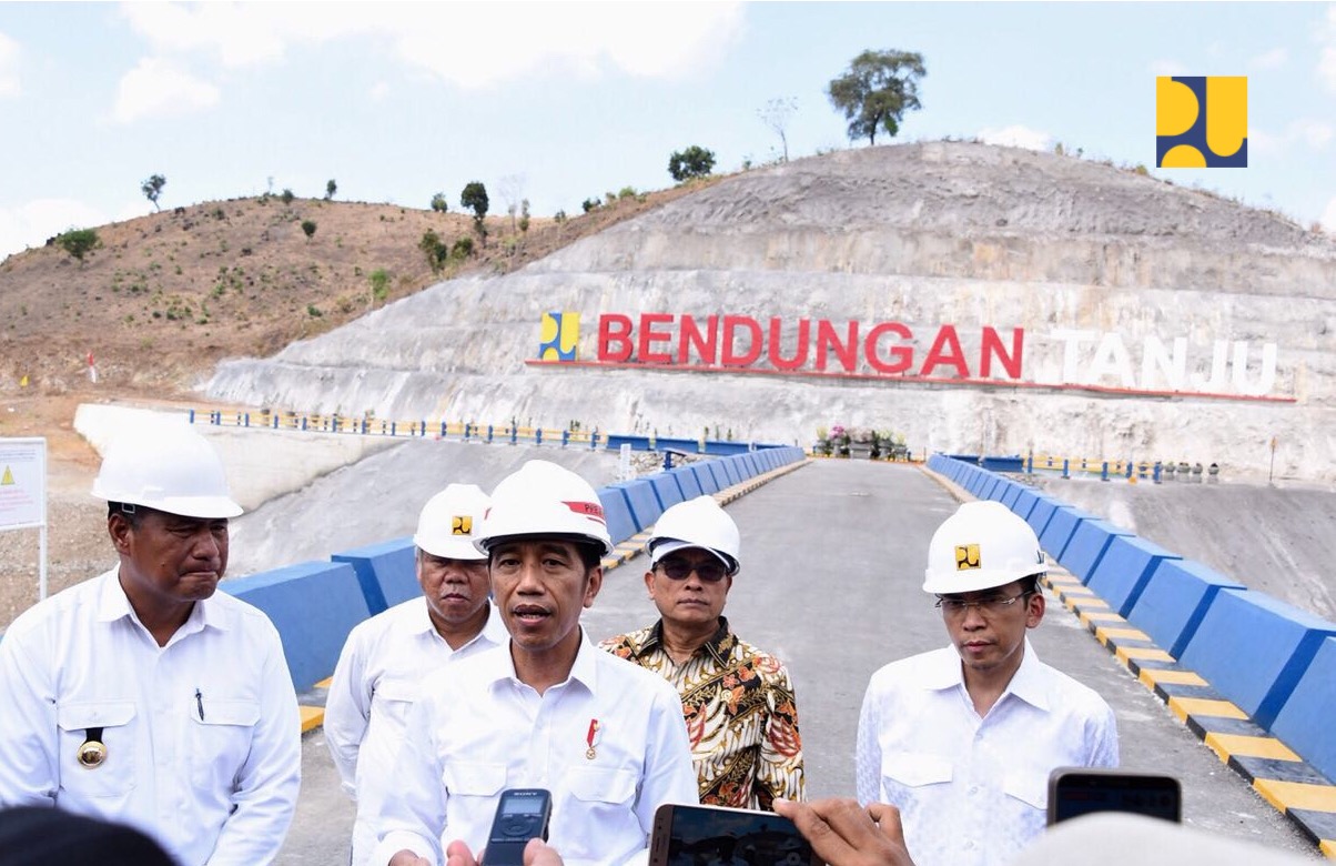 Presiden Jokowi saat tinjau Pembangunan Bendungan Tanju di Kabupaten Dompu, Nusa Tenggara Barat, Senin, 30 Juli 2018. (foto: Dok. PUPR) 