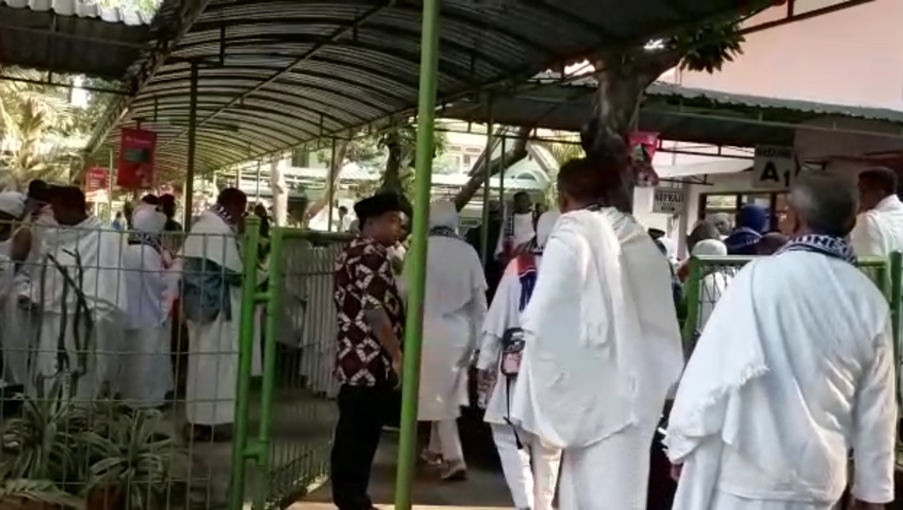 Para calon jamaah haji memakai baju ihrom sejak dari Asrama Haji Embarkasi Surabaya, Senin, 30 Juli 2018. (foto: frd/ngopibareng.id) 