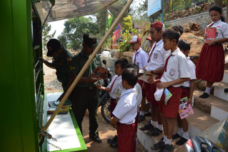 Siswa-Siswi SDN Jembul Jatirejo Mojokerto Tampak Antri Membaca Beragam Buku Bacaan Di Perpustakaan Mini SIMOKOS