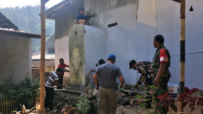 Tampak Anggota Satgas dan Masyarakat Tuntaskan Pengecatan Musholla