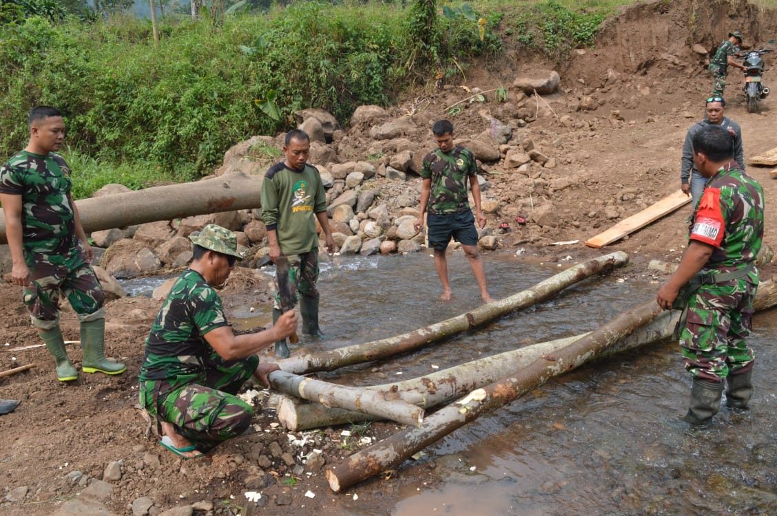Suasana Pembuatan Jembatan Darurat Untuk Lintasan Distribusi Logistik