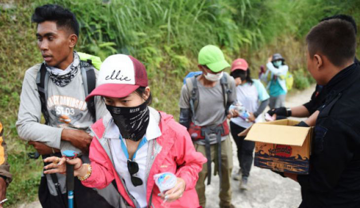 Pendaki Gunung Rinjani yang sempat terjebak longsor akibat gempa bumi tiba di Pos Bawaknao, Sembalun, Lombok Timur, NTB, Senin 30 Juli 2018. Sebanyak 560 pendaki sempat terjebak di Gunung Rinjani akibat gempa bumi yang terjadi pada hari minggu 29 Juli 2018. (Foto: Antara)