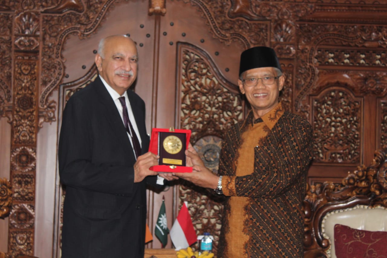 SEJARAH: Menteri Luar Negeri India MJ Akbar dan Haedar Nashir, Ketua Umum PP Muhammdiyah. (foto: ist)