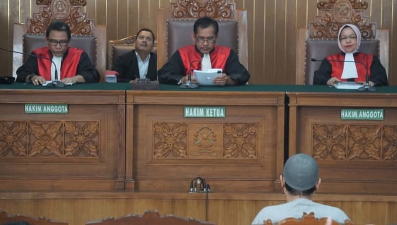 Pimpinan kelompok Jemaah Ansharut Daulah (JAD), Zainal Anshori, jalani persidangan dengan agenda pembacaan putusan di PN Jakarta Selatan, Selasa 31 Juli. (Foto: Kumparan)