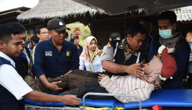 Petugas mengevakuasi pendaki Gunung Rinjani yang sempat terjebak longsor akibat gempa bumi dengan ambulan di Pos Bawaknao, Sembalun, Lombok Timur, NTB, Senin 30 Juli 2018. Sebanyak 560 pendaki sempat terjebak di Gunung Rinjani akibat gempa bumi yang terjadi pada hari Minggu (29 Juli 2018). (Foto: Antara)