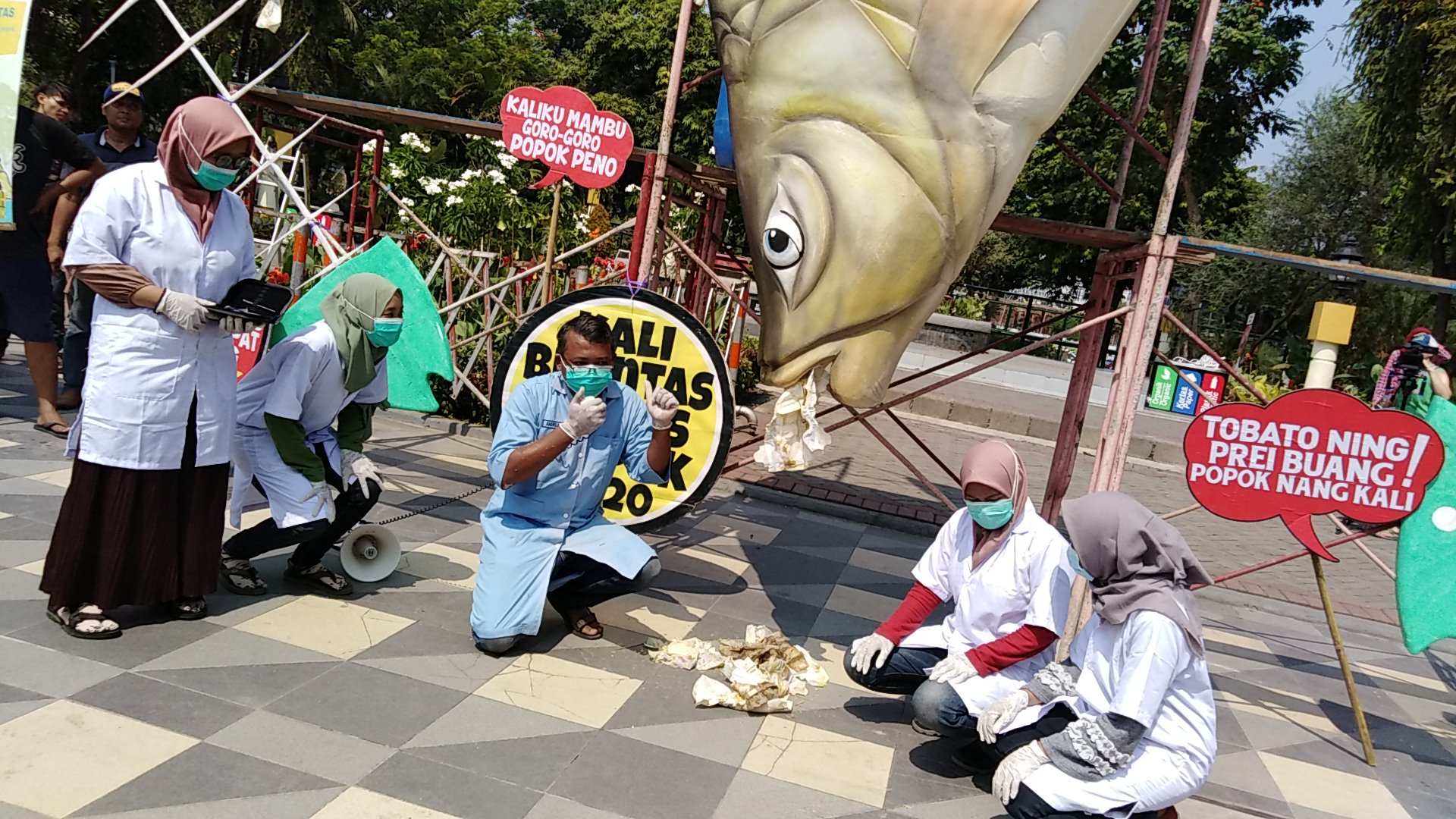 Aksi protes limbah popok bayi, di depan Gedung Negara Grahadi, Selasa, 31 Juli 2018. (foto: farid/ngopibareng.id) 