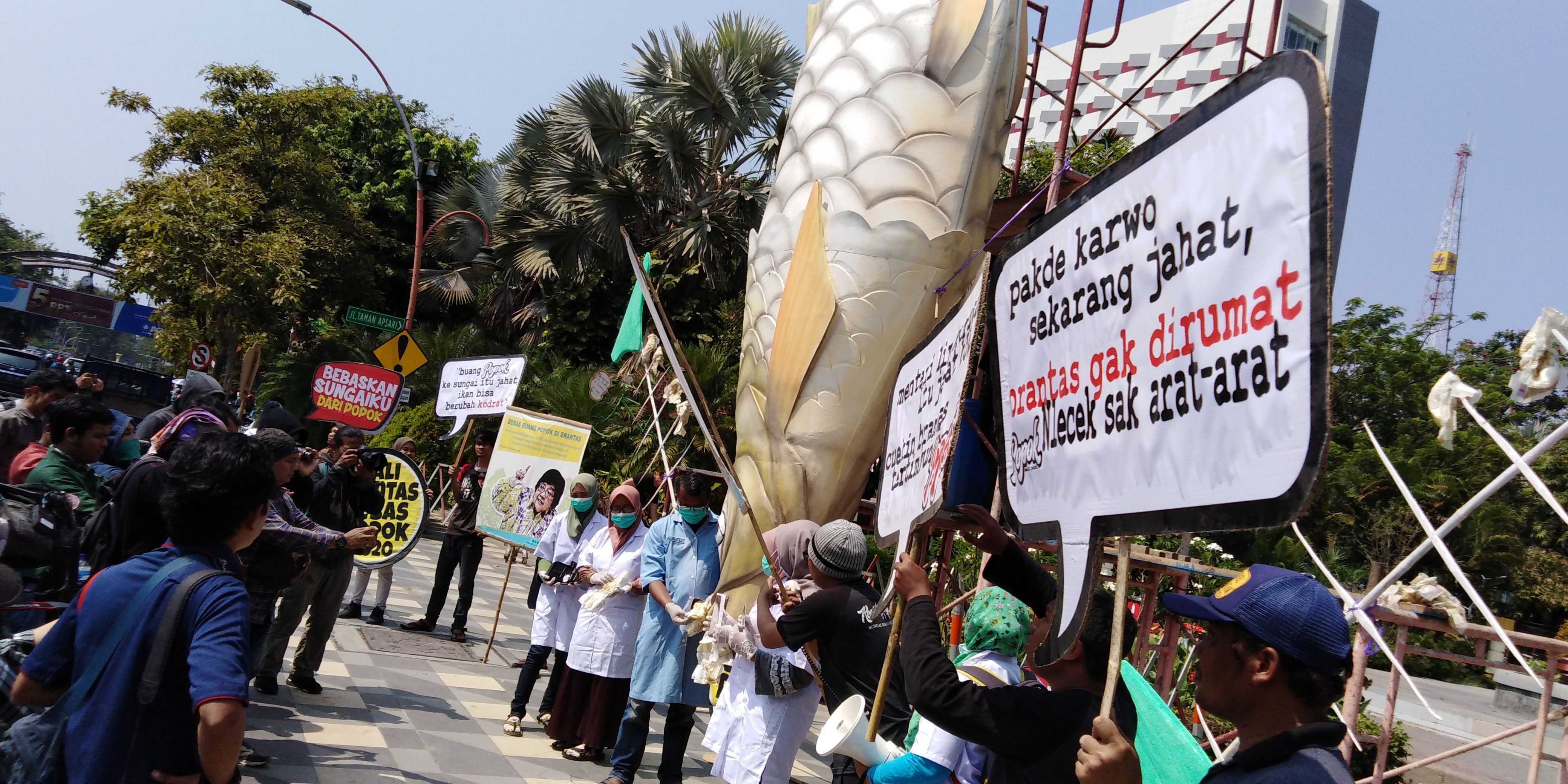 Aksi protes limbah popok bayi, di depan Gedung Negara Grahadi, Selasa, 31 Juli 2018. (foto: farid/ngopibareng.id) 