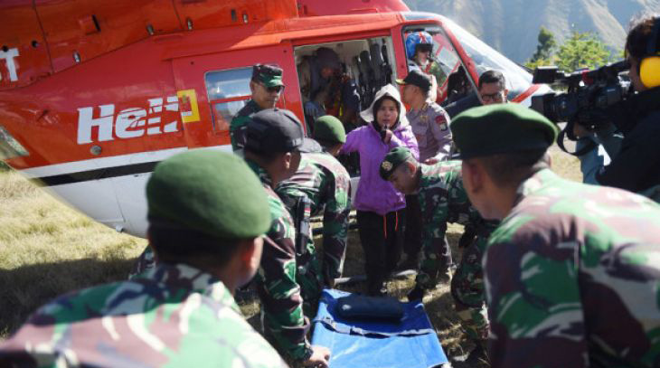 Pendaki Gunung Rinjani yang terjebak longsor akibat gempa bumi, Suharti (tengah), turun dari helikopter setelah berhasil dievakuasi dan tiba di Lapangan Sembalun, Lombok Timur, NTB, Selasa 31 Juli 2018 (Foto: Antara)