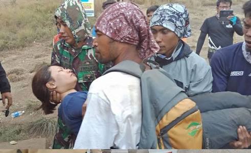 Operasi penyelamatan pendaki Rinjani. foto:indopos