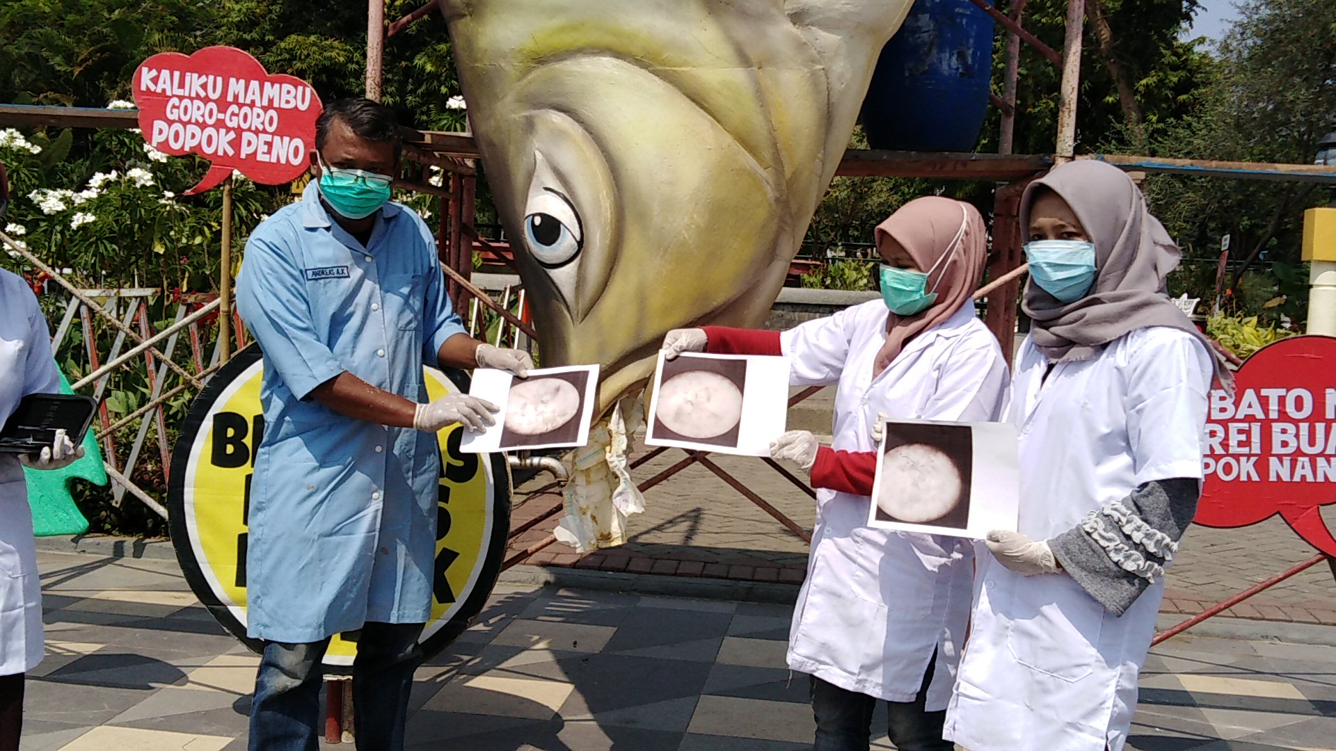 Aksi protes limbah popok bayi, di depan Gedung Negara Grahadi Surabaya, Selasa, 31 Juli 2018. (Foto: Farid/ngopibareng.id) 