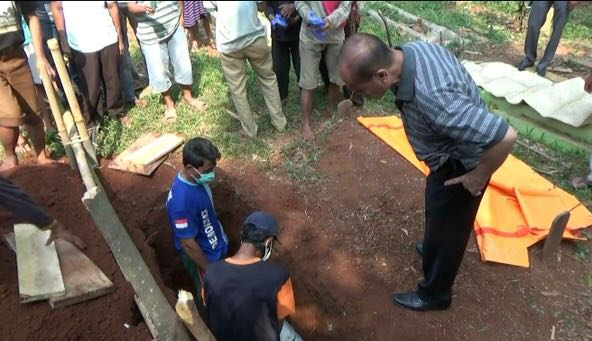 Proses penggalian kuburan misterius pembantu rumah tangga di Purwakarta. Foto : istimewa 