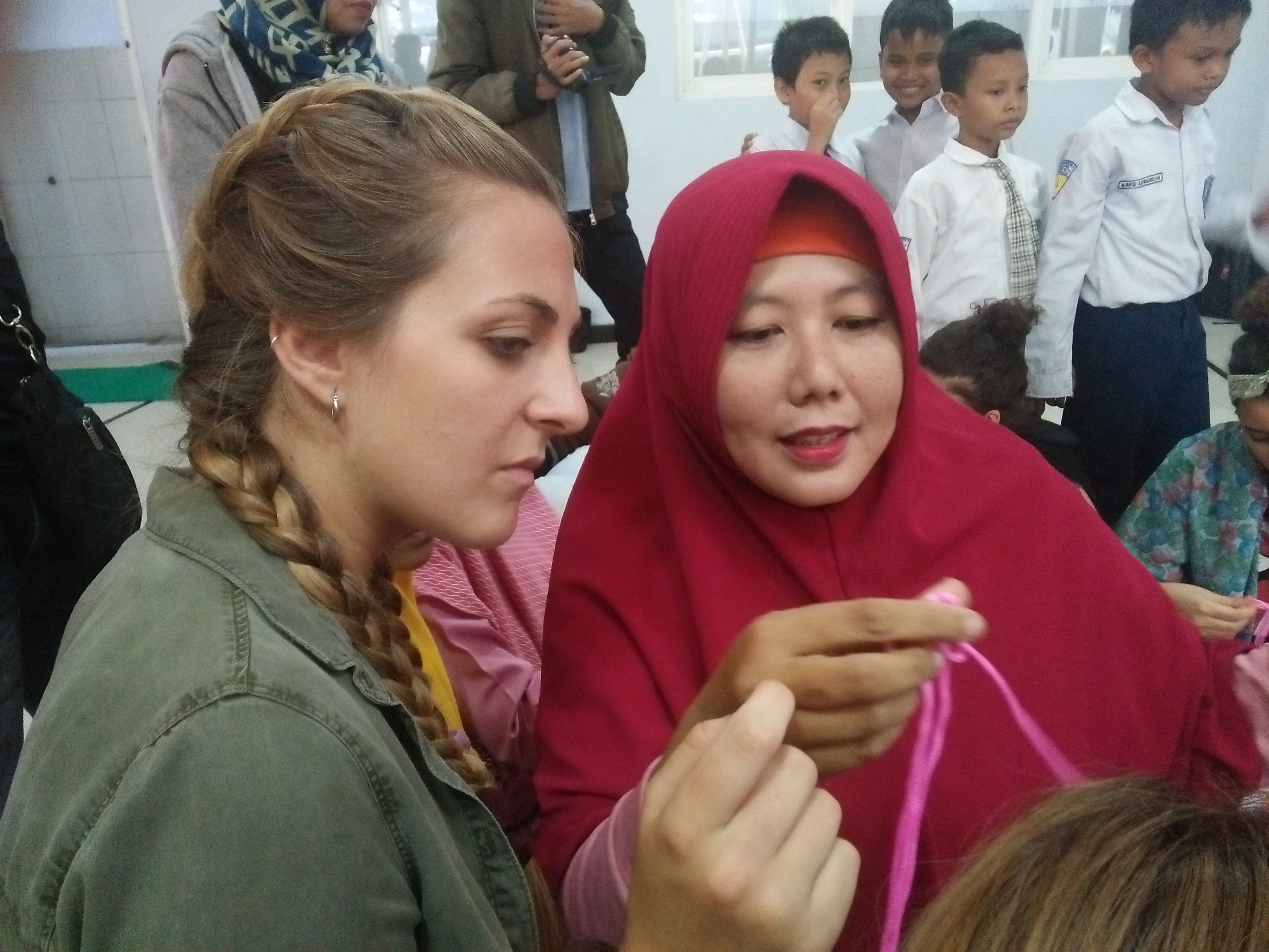 Mahasiswa asal Spanyol belajar menganyam. (Amanah/ngopibareng.id)