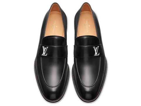Sepatu yang dipakai SBY seri Saint Germain Loafer dengan buckle logo LV berwarna perak. foto: koleksi LV.