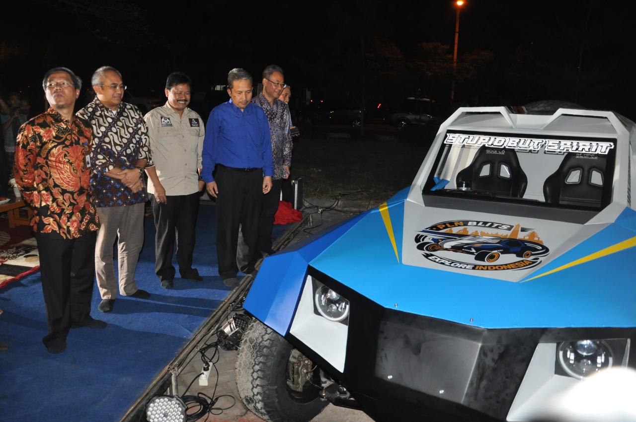 Rektor ITS, Prof Joni Hermana (baju biru) saat meluncurkan mobil BLITS bertenaga listrik. (Dok)