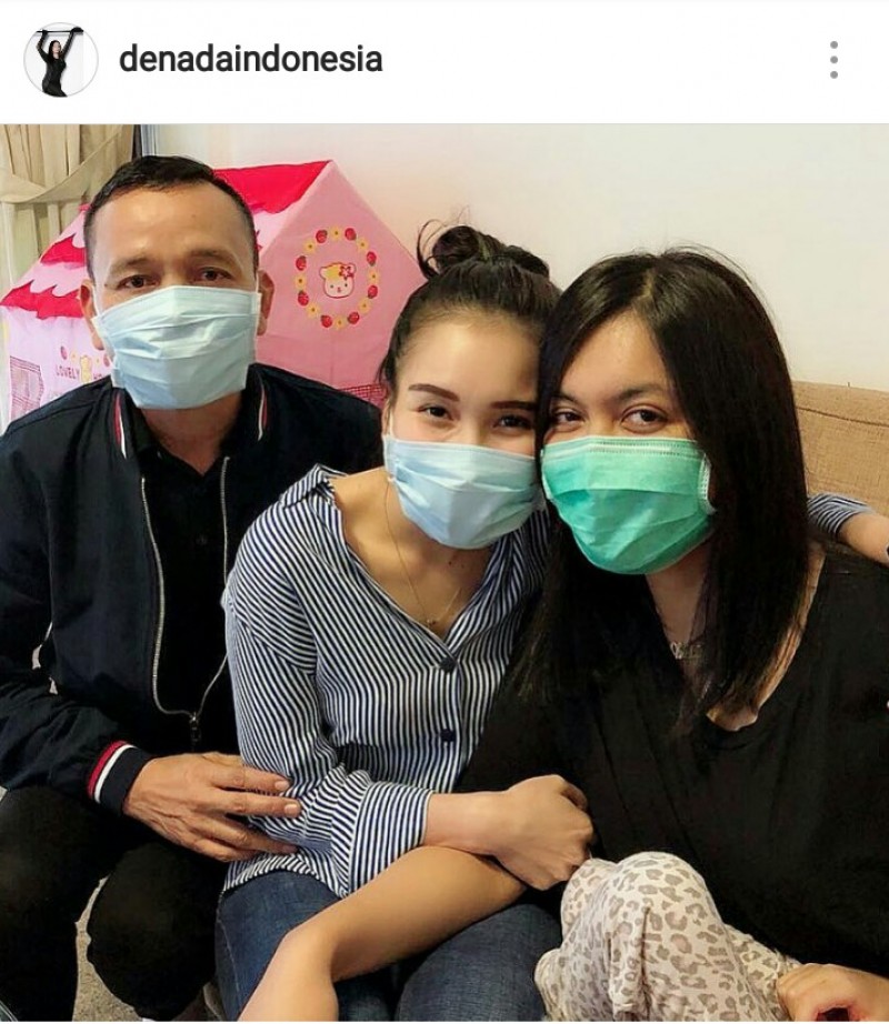 Ayu Ting Ting ketika menjenguk anak Denada di Singapura. (Instagram)