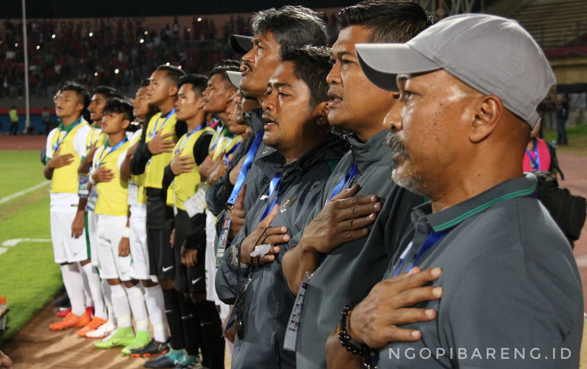 Pelatih Timnas Indonesia Fakhri Husaini (kanan). (Foto: Haris/ngopibareng)