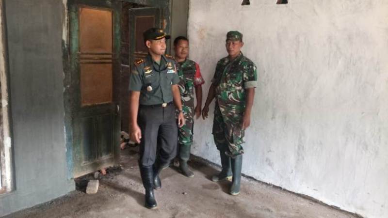 Dandim 0815 Letkol Kav Hermawan Weharima, SH Kembali Sambangii Bedah Rumah Mbok Wati