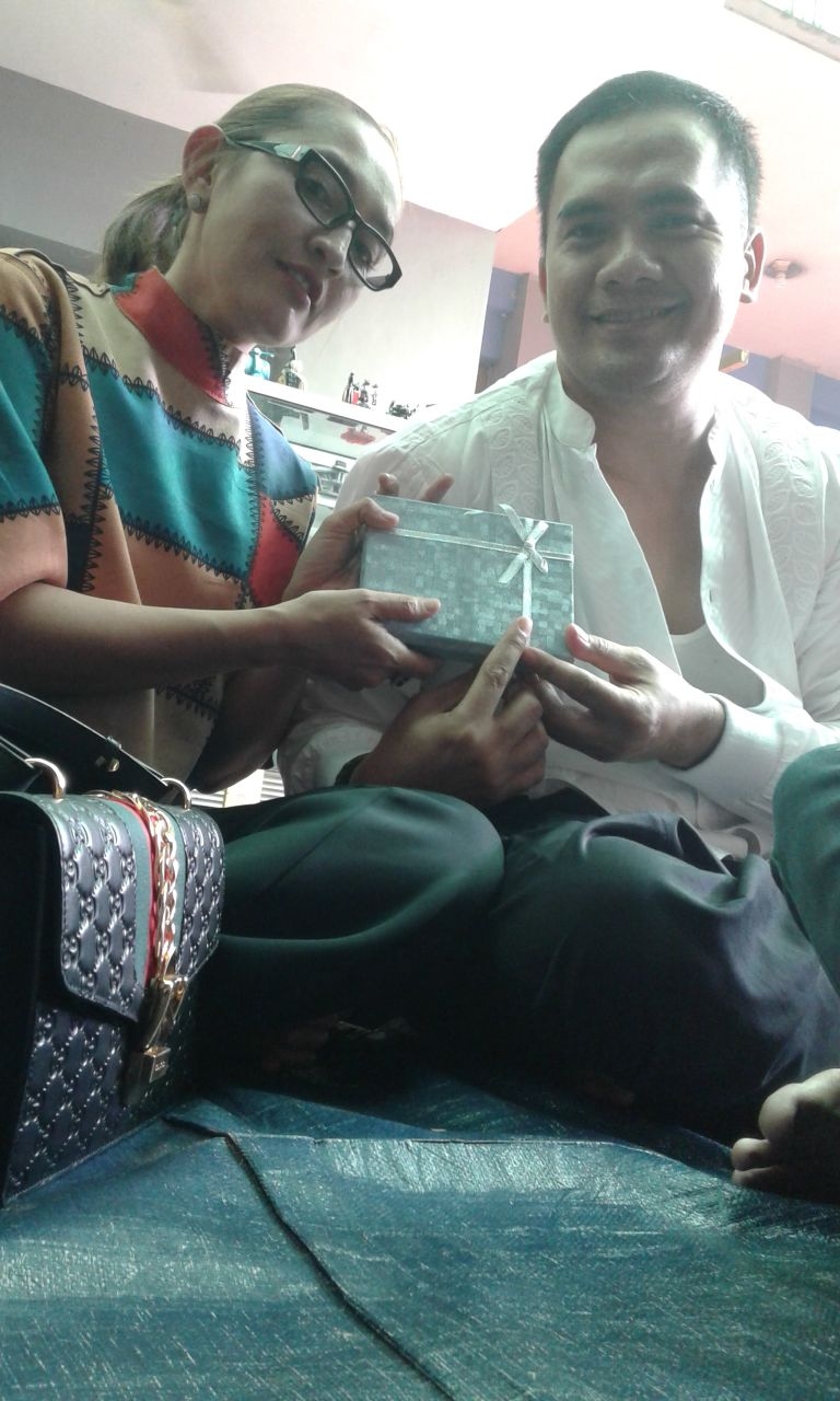 Saipul Jamil mendapat kado ultah dari mantan pacarnya, Indah Sari. foto: IG/indahsari.