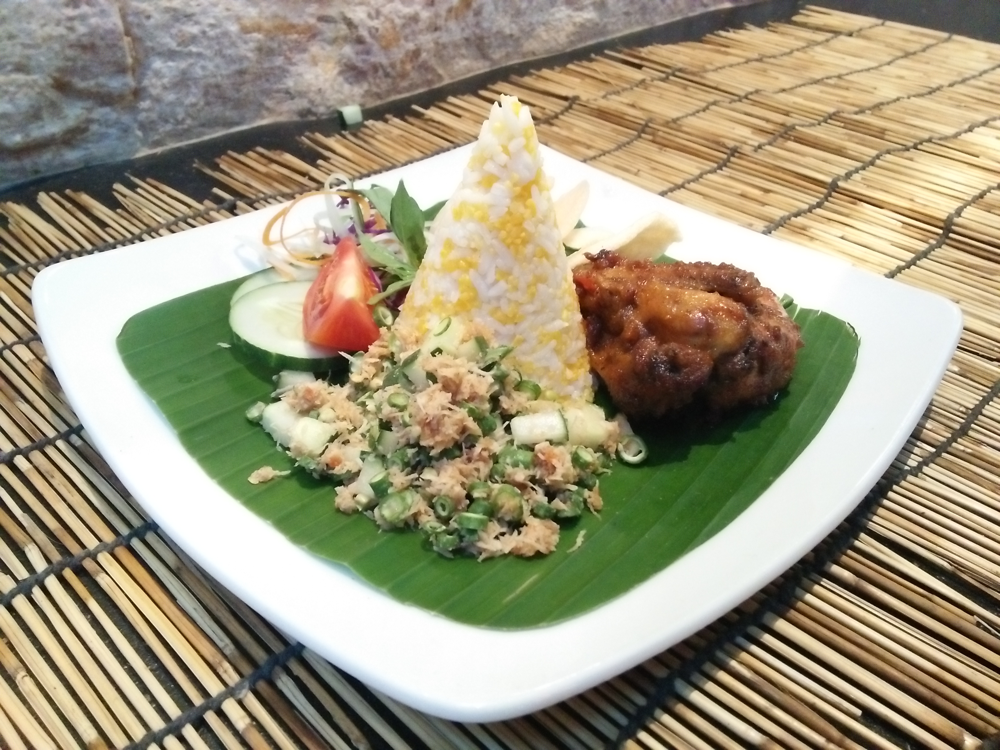 Mini tumpeng nasi jagung dengan ayam bakar rendang andalan Mercure Surabaya. (Amanah/ngopibareng.id)