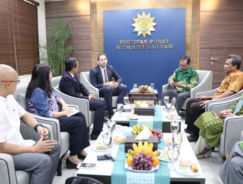 KUNJUNGAN: Direktur Eksekutif untuk Pendidikan Internasional Pemerintah Victoria Australia, Joel Backwell, di PP Muhammadiyah. (foto: ist)