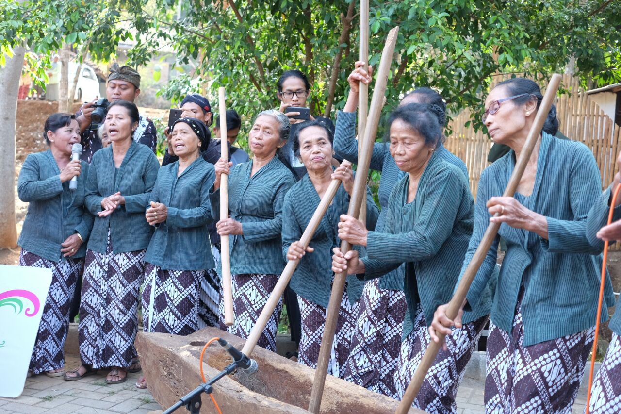 Atraksi lesung mbah-mbah. foto:istimewa