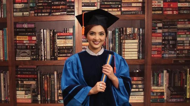 Ashanty tersenyum cantik dalam balutan jubah dan topi toganya usai wisuda S2.