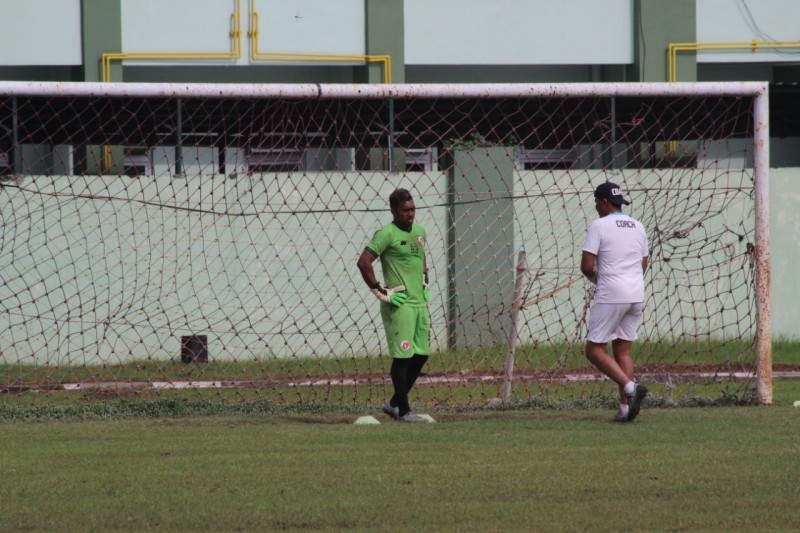 Kiper Perseru Serui, Samuel Reimas. (foto: hrs/ngopibareng)