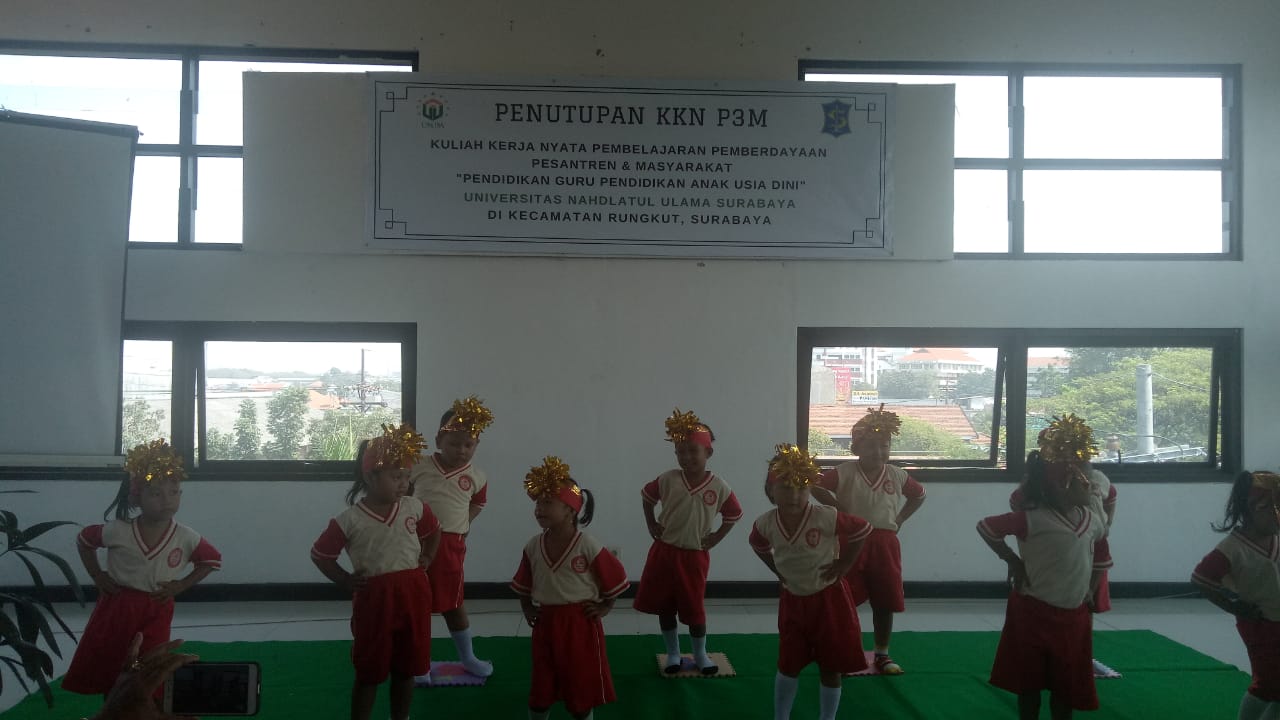 Salah satu atraksi tarian anak didik PAUD yang menjadi dampingan mahasiswa KKN dalam acara penutupan KKN UNUSA di Kecamatan Rungkut.
