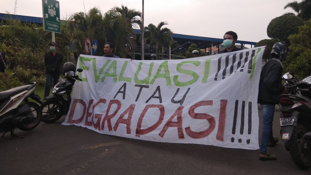 Aksi Bonek di depan Apartemen pemain Persebaya, Plaza Marina Surabaya. (foto: istimewa Bonek)