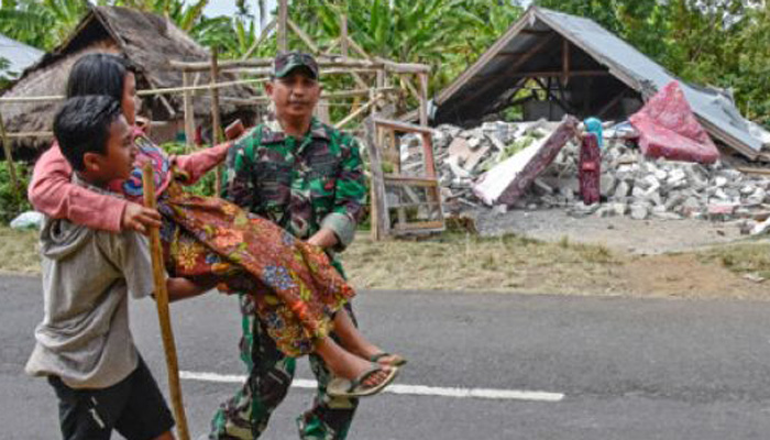 Anggota TNI membantu mengangkat Zahratul Aini yang kakinya terluka tertimpa reruntuhan tembok rumahnya akibat gempa bumi berkekuatan 6,4 SR di Desa Sajang, Kecamatan Sembalun, Selong, Lombok Timur, NTB, Selasa 31 Juli 2018. Menurut data BPBD NTB gempa bumi tersebut menyebabkan sebanyak 1.815 rumah rusak berat dan ringan, tujuh fasilitas pendidikan, lima fasilitas kesehatan, 16 fasilitas ibadah dan dua jembatan rusak. (Foto: Antara)