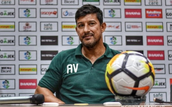 Pelatih Persebaya, Angel Alfredo Vera. (Foto: Haris/ngopibareng.id)