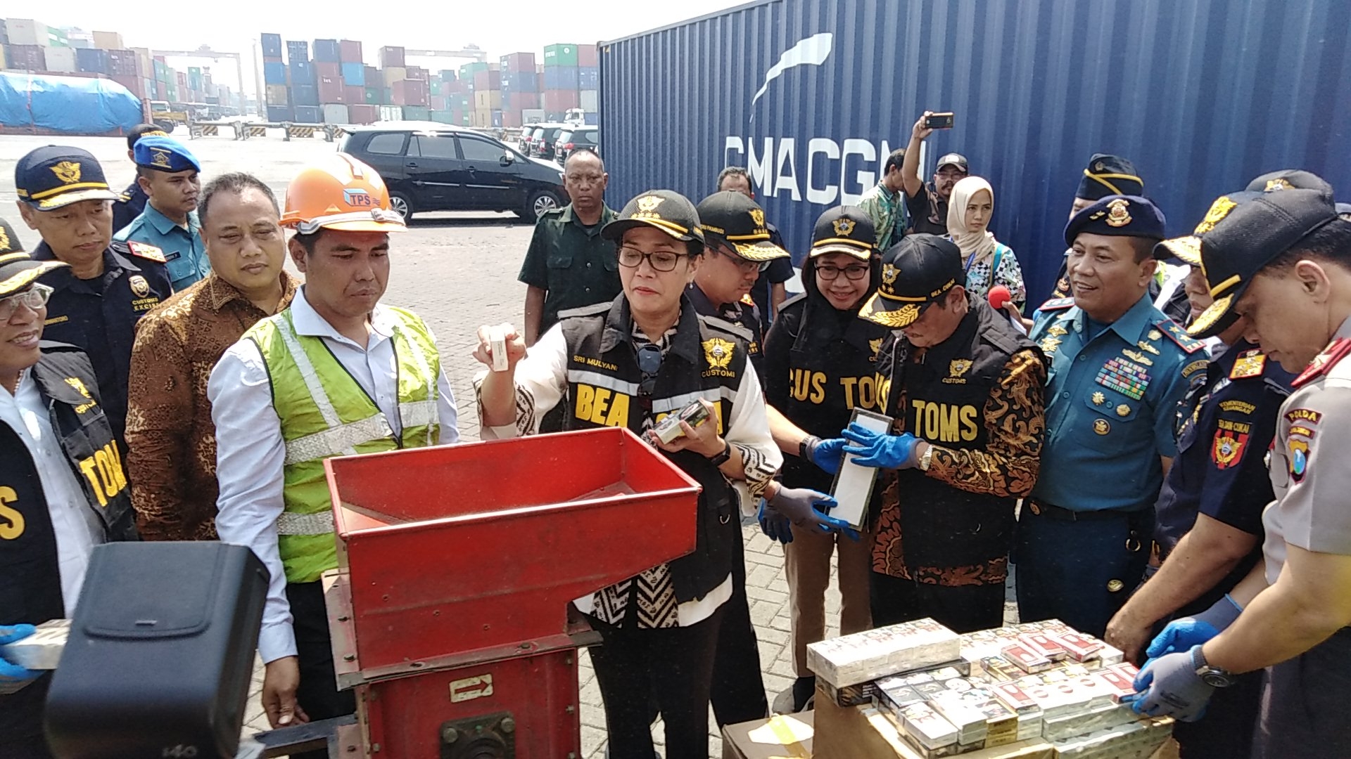 Menkeu Sri Mulyani saat melakukan pemusnahan rokok ilegal di Pelabuhan Tanjung Perak Surabaya, Kamis, 2 Agustus 2018. (Foto: Farid/ngopibareng.id) 