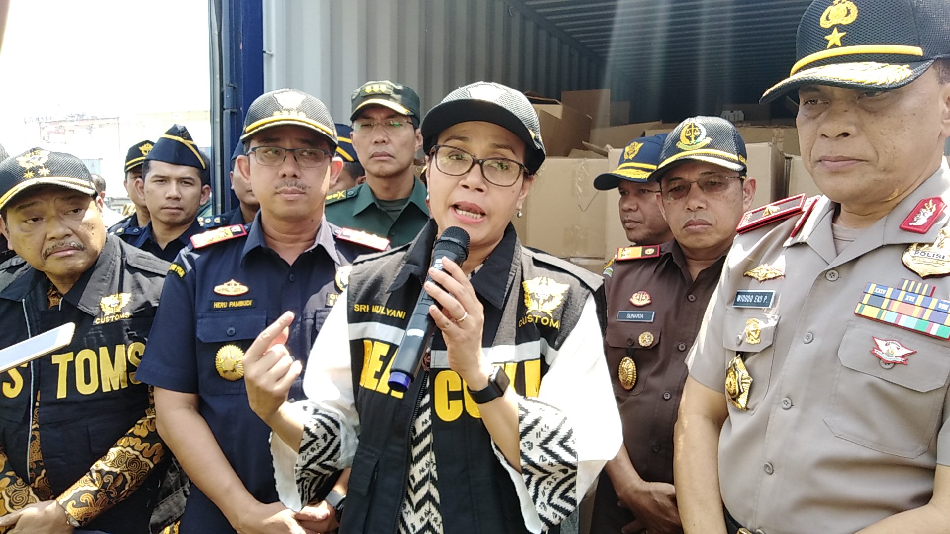 Menkeu Sri Mulyani saat melakukan pemusnahan rokok ilegal di Pelabuhan Tanjung Perak Surabaya, Kamis, 2 Agustus 2018. (foto: farid/ngopibareng.id) 