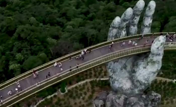 Salah satu patung raksasa di Golden Bridge, Cau Vang, atau Jembatan Ema, Vietnam. (foto: afp)