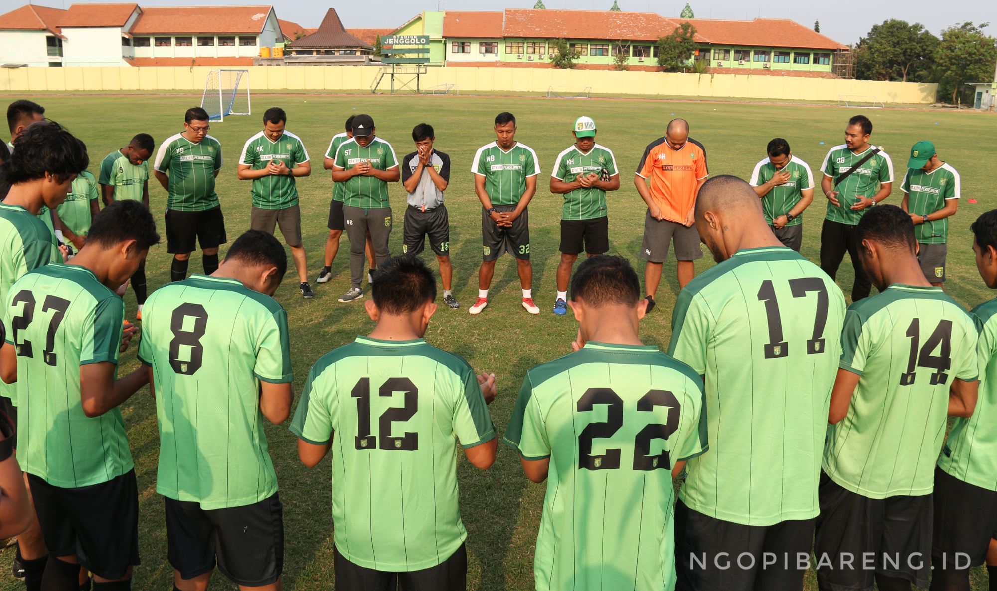 Carteker Persebaya, Bedjo Sugiantoro jalankan tugasnya perdana di Lapangan Jenggolo, Sudoarjo. (foto: hrs/ngopibareng)