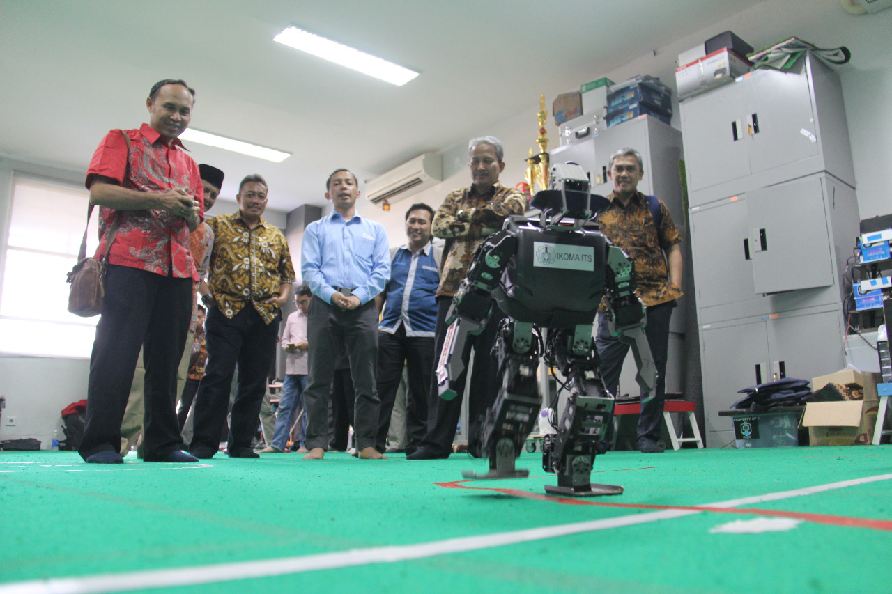 Rektor ITS, Joni Hermana menyaksikan aksi robot Ichiro berlari marathon. (Dok)