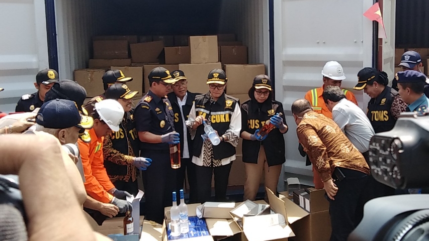 Menkeu Sri Mulyani saat melakukan pemusnahan miras dan rokok ilegal di Pelabuhan Tanjung Perak Surabaya, Kamis, 2 Agustus 2018. (foto: farid/ngopibareng.id) 