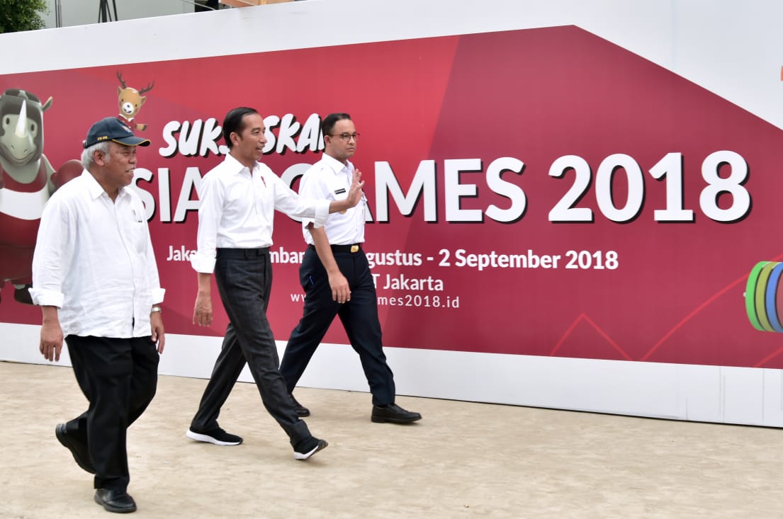 Dengan didampingi Menteri PUPR Basuki Hadimuljono dan Gubernur DKI Jakarta Anies Baswedan, Jokowi meninjau jalur pejalan kaki di sejumlah jalur yang akan dimanfaatkan gelaran Asian Games 2018. 