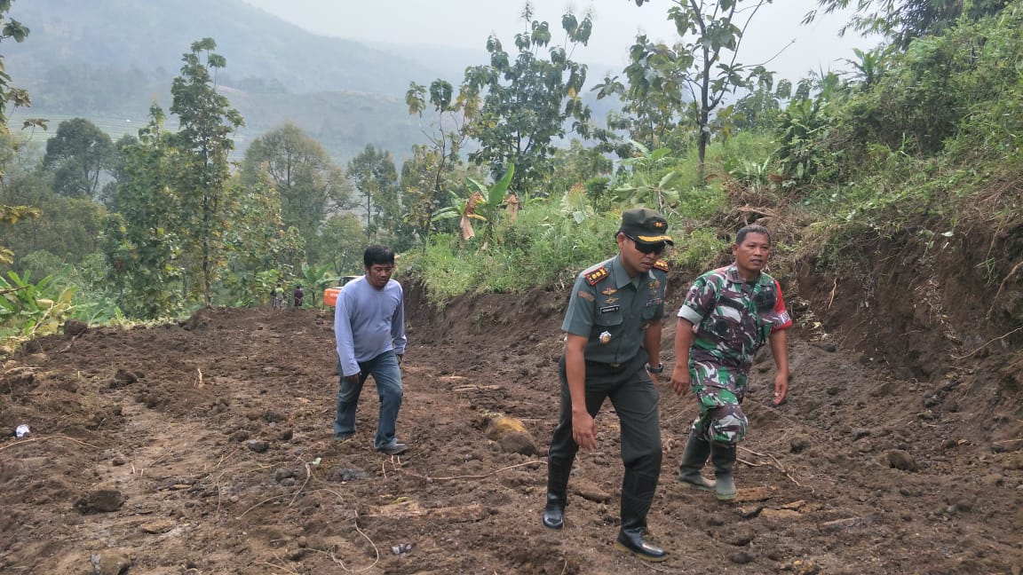 Dandim 0815 Dimapingi Dan SSK TMMD Saat Meninjau Jalan Tembus Jembul - Rejosari